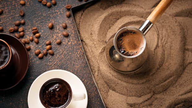 土耳其咖啡在热沙中酿造