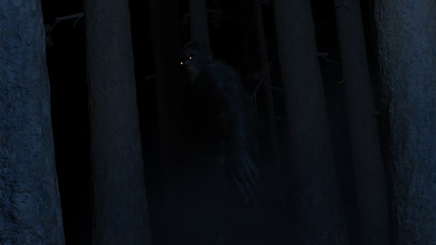 在月光照耀下的森林里，一只大脚野人神秘动物的发光眼睛。