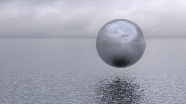 水面上悬挂着一个不明身份的圆形金属闪光球体。插图。